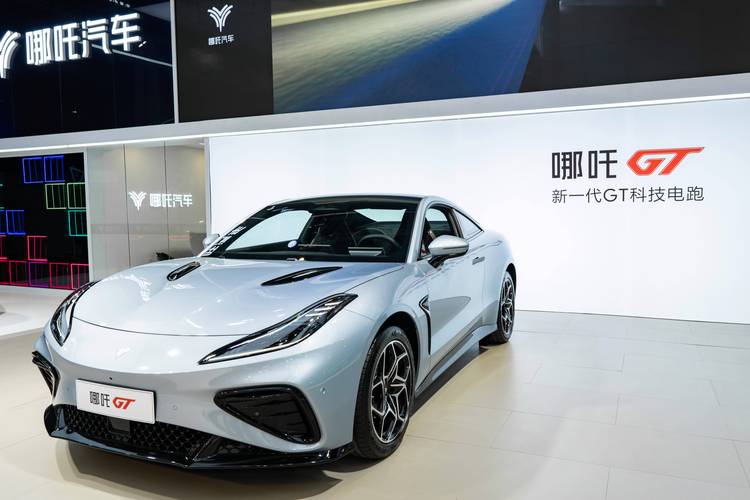 深圳326哪吒汽车在智能汽车领域的表现，领途汽车在新能源汽车市场中的影响力